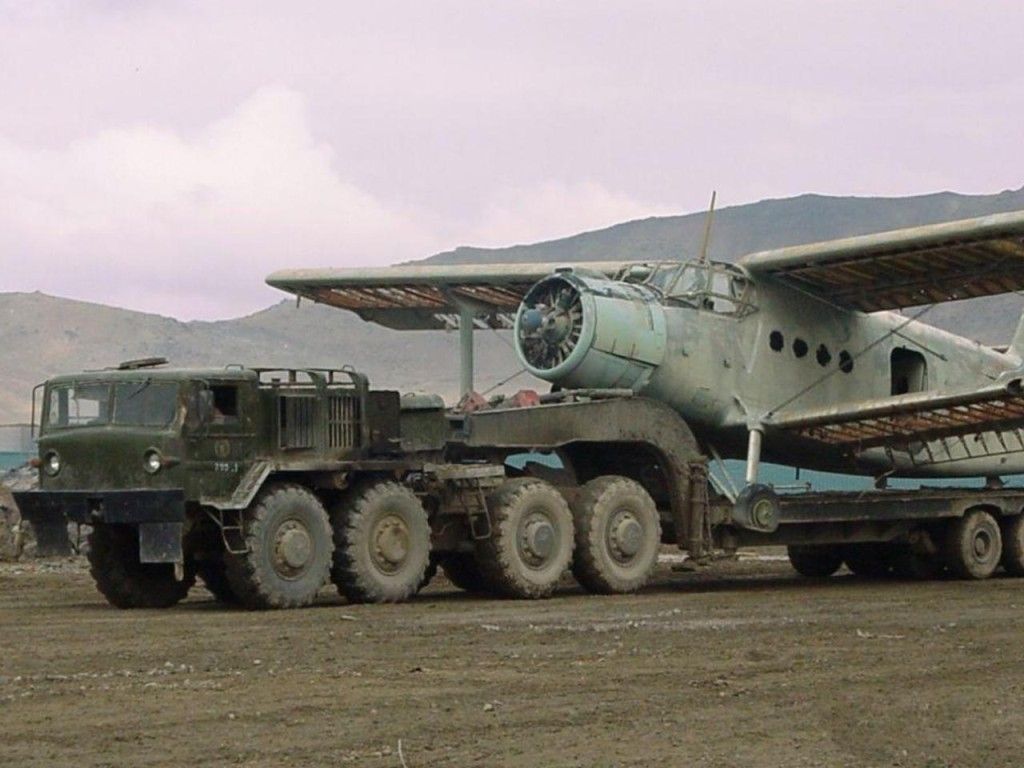 Машина ураган тягач