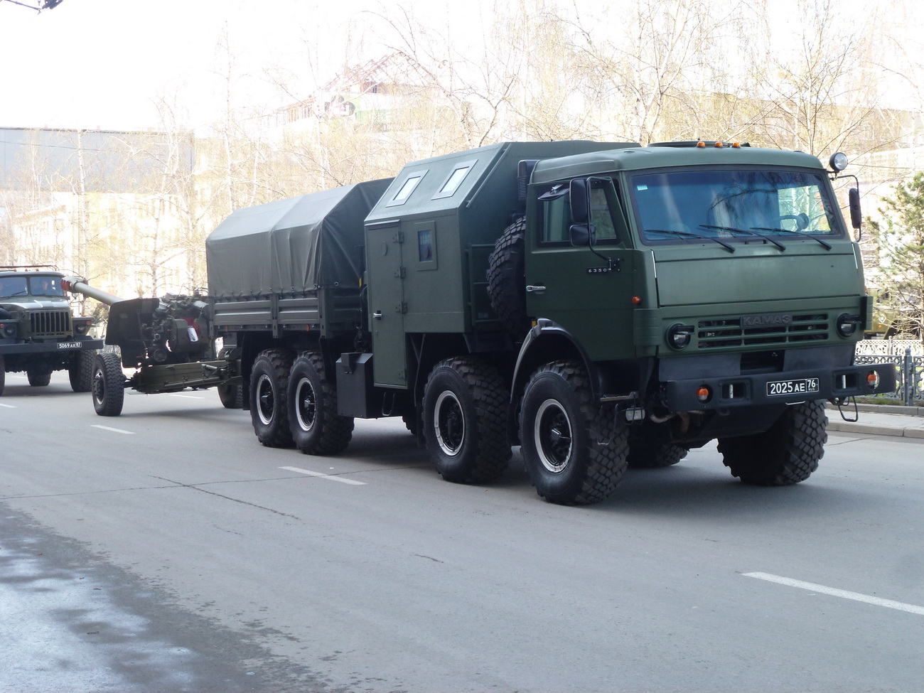 КамАЗ-6350 перевозит артиллерийское орудие