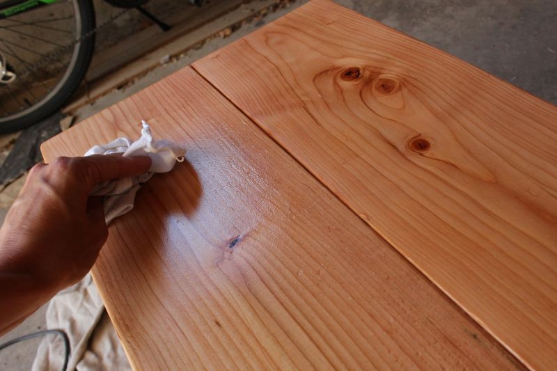 How to Stain Wood- Use a clean rag