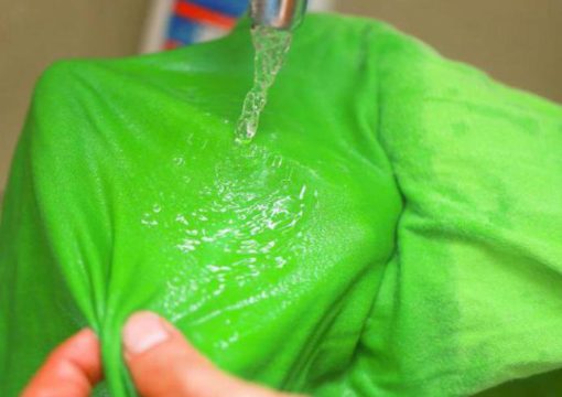 Как в домашних условиях очистить клей ПВА одежды