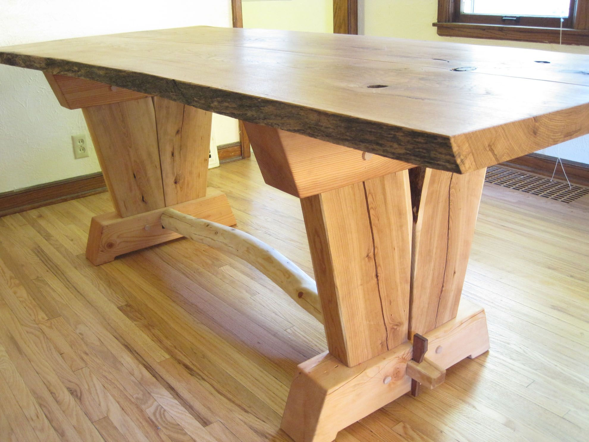 сделать кухонный стол из дерева