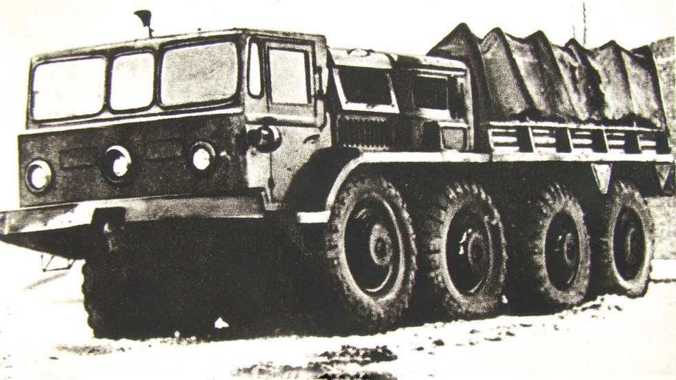 Прототип тягача МАЗ-535 с низким моторным отсеком. 1956 год (из архива СКБ-1 МАЗ)