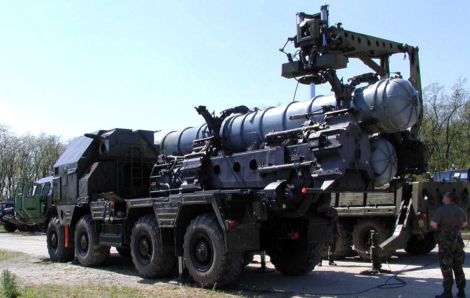 Перегрузка ТПК с зенитной ракетой комплекса С-300ПМУ на пусковую установку