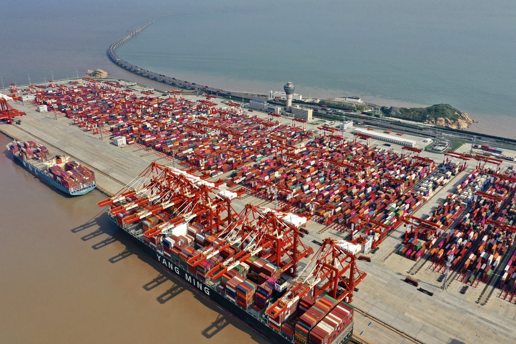 Какой порт самый крупный. Порт Шанхай Китай. Порт Нинбо-Чжоушань. Морской порт Шанхай Вайгаоцяо. Порт Нинбо Китай.