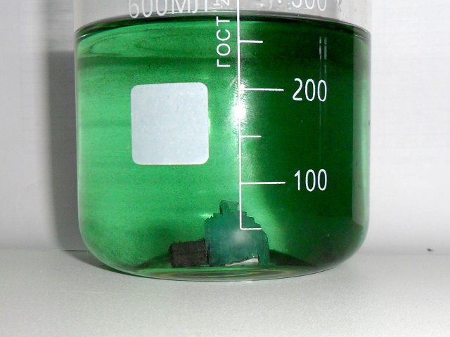 Кучка зеленых кристалликов железного купороса