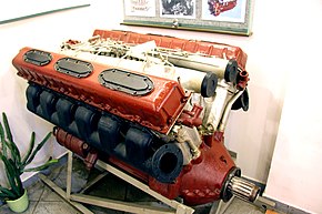 Diesel model V-2 of a T-34 tank -01.jpg